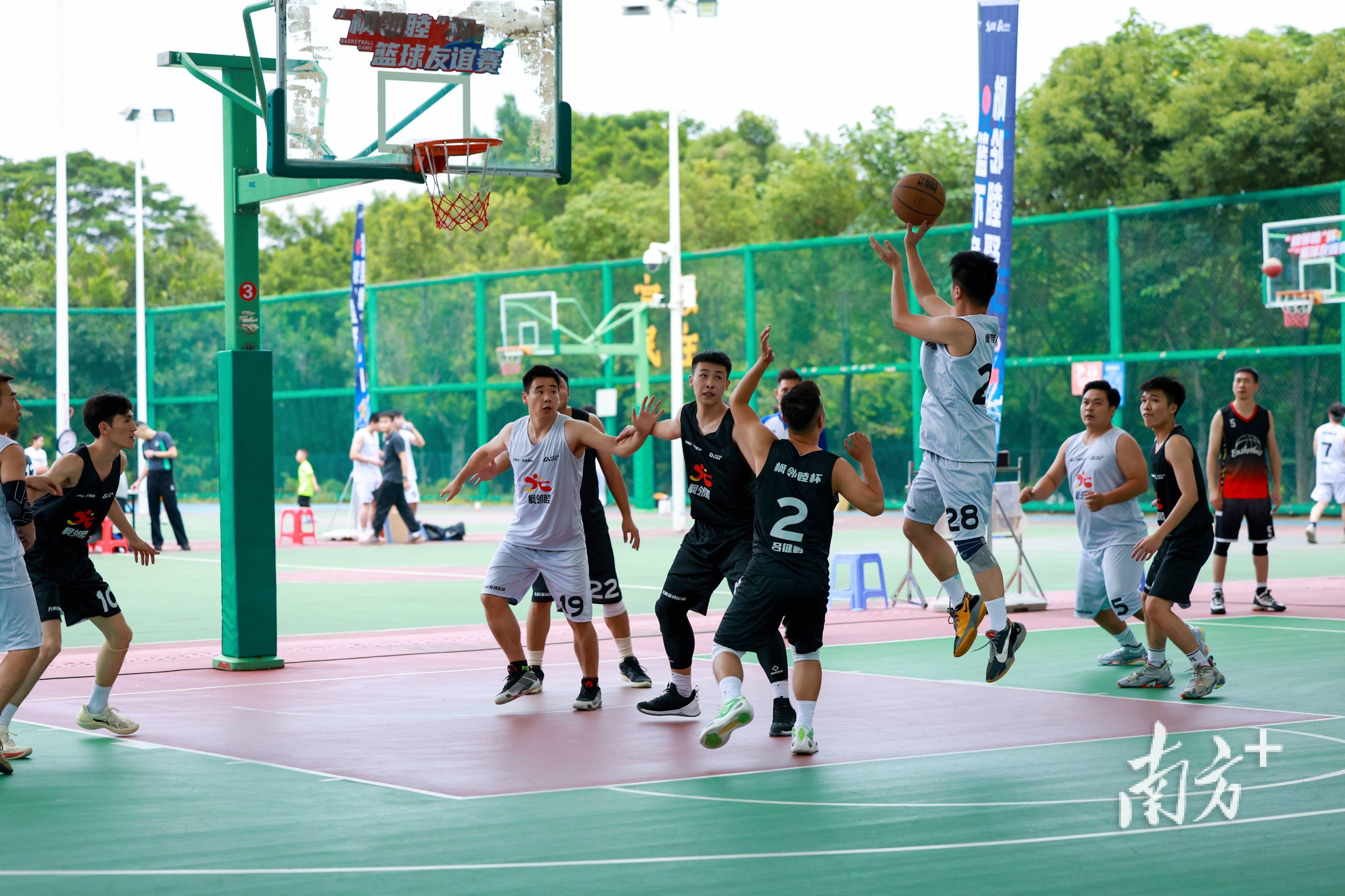 关于中国篮球联赛燃情开赛，球场上一幕幕精彩绝伦的信息