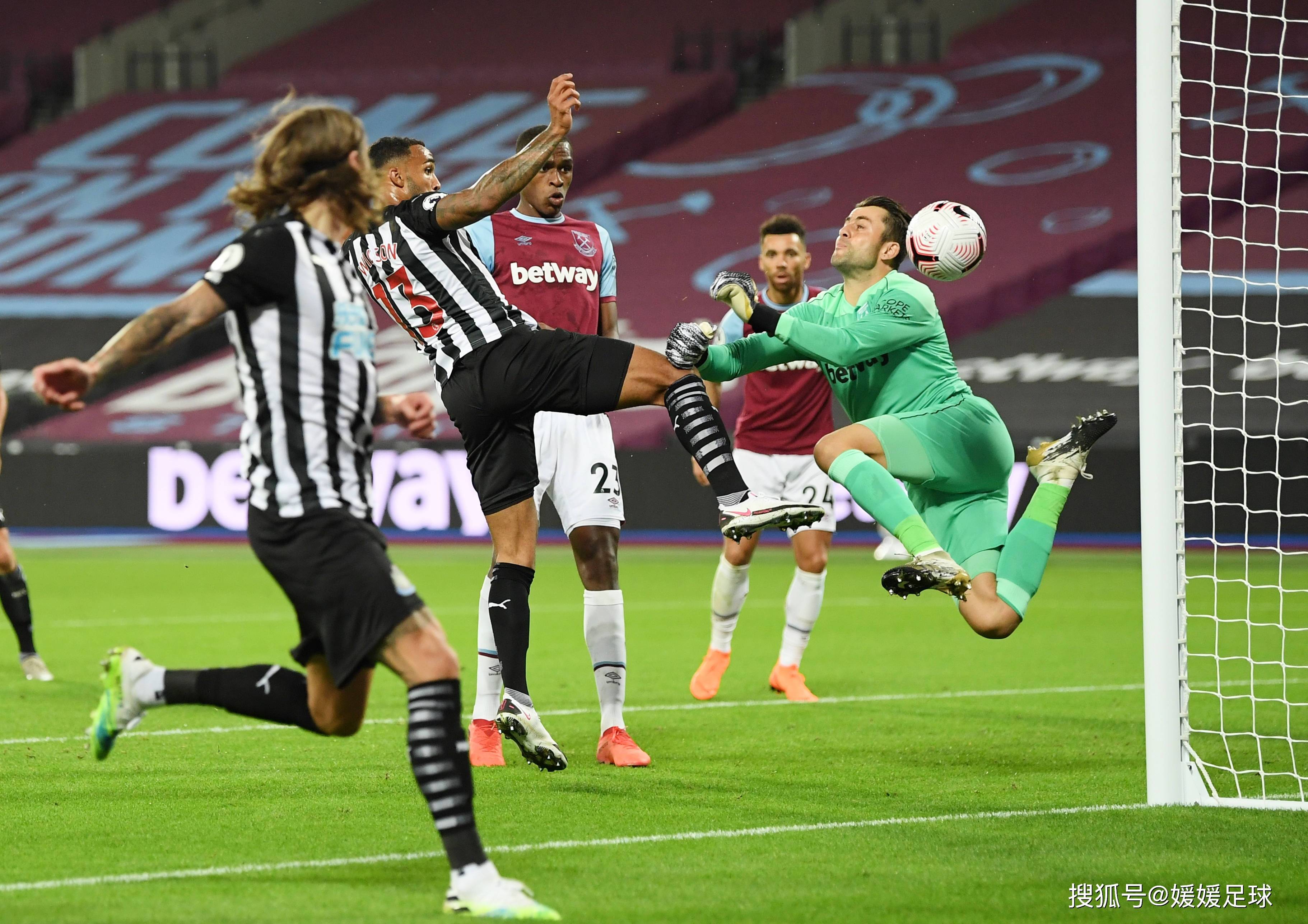 开云体育APP下载-精彩连连！国际足球赛事场面惊险刺激的简单介绍