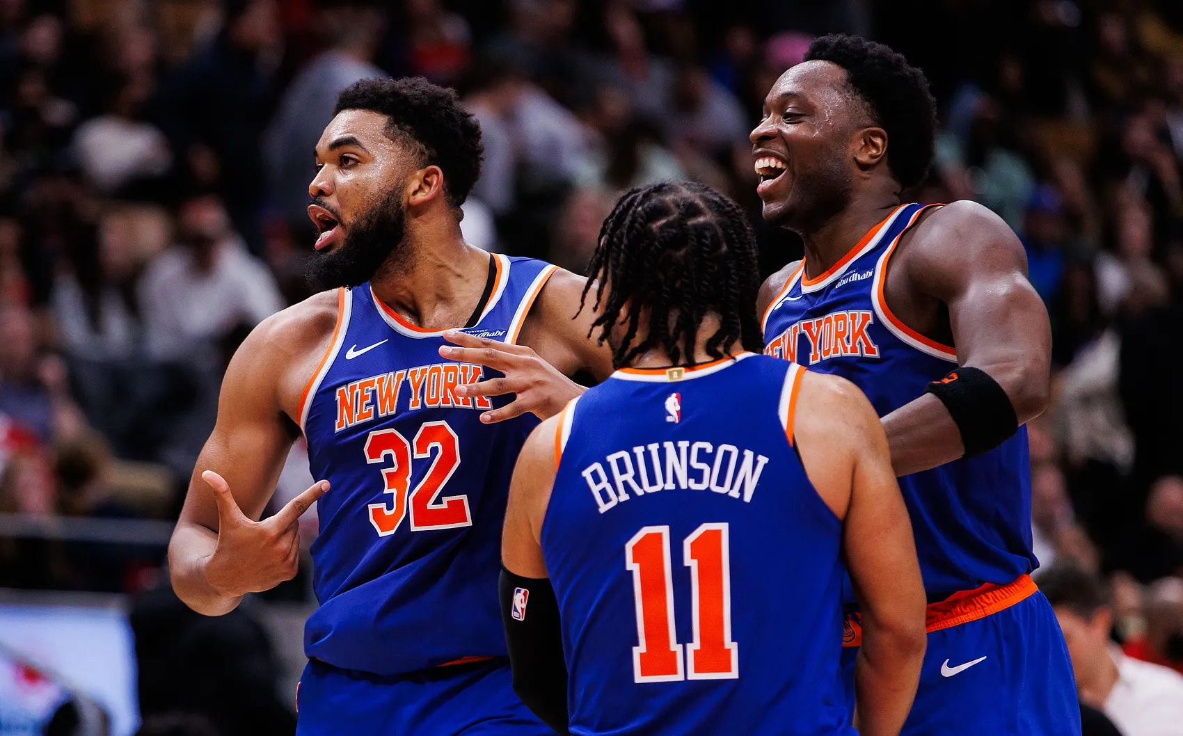 尼克斯大胜马刺：兰多夫率队轻松击败对手