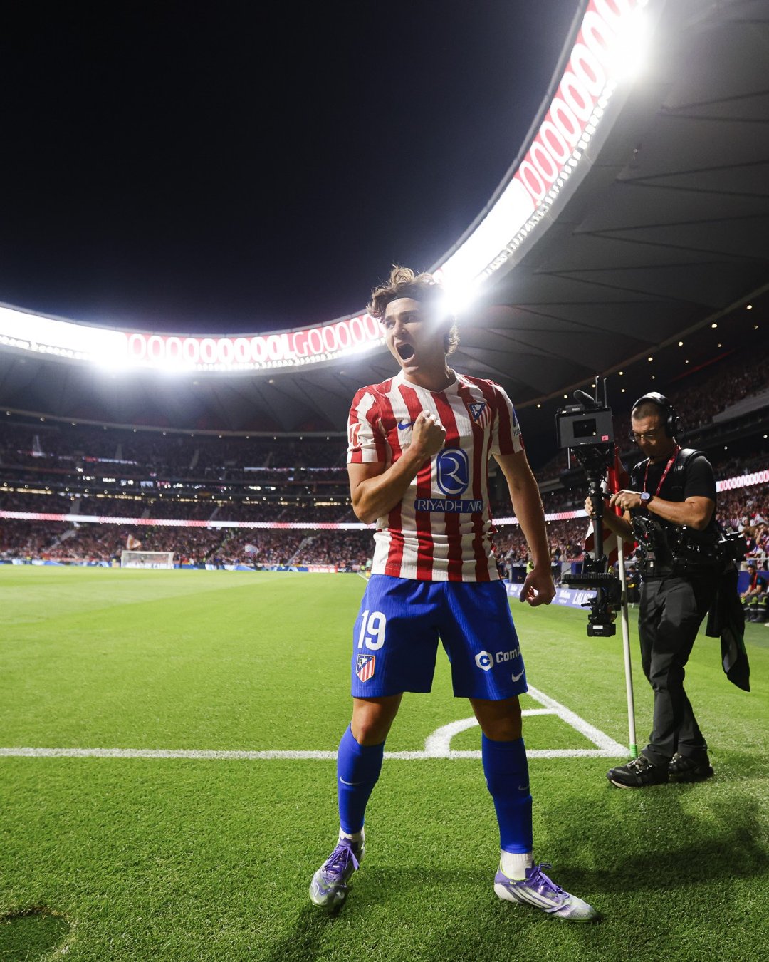 法兰克福球员上演帽子戏法，成为焦点